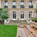 Prestigious Avenue Foch Apartment With Private Garden