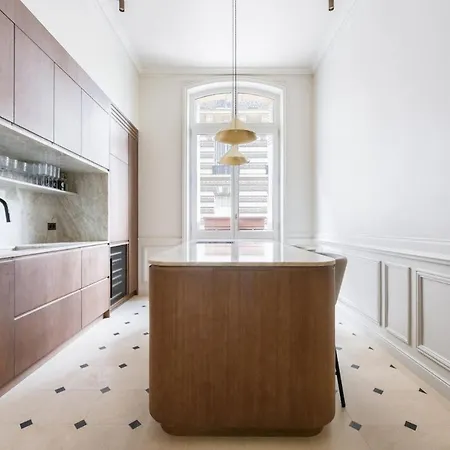 Prestigious Avenue Foch With Private Garden *